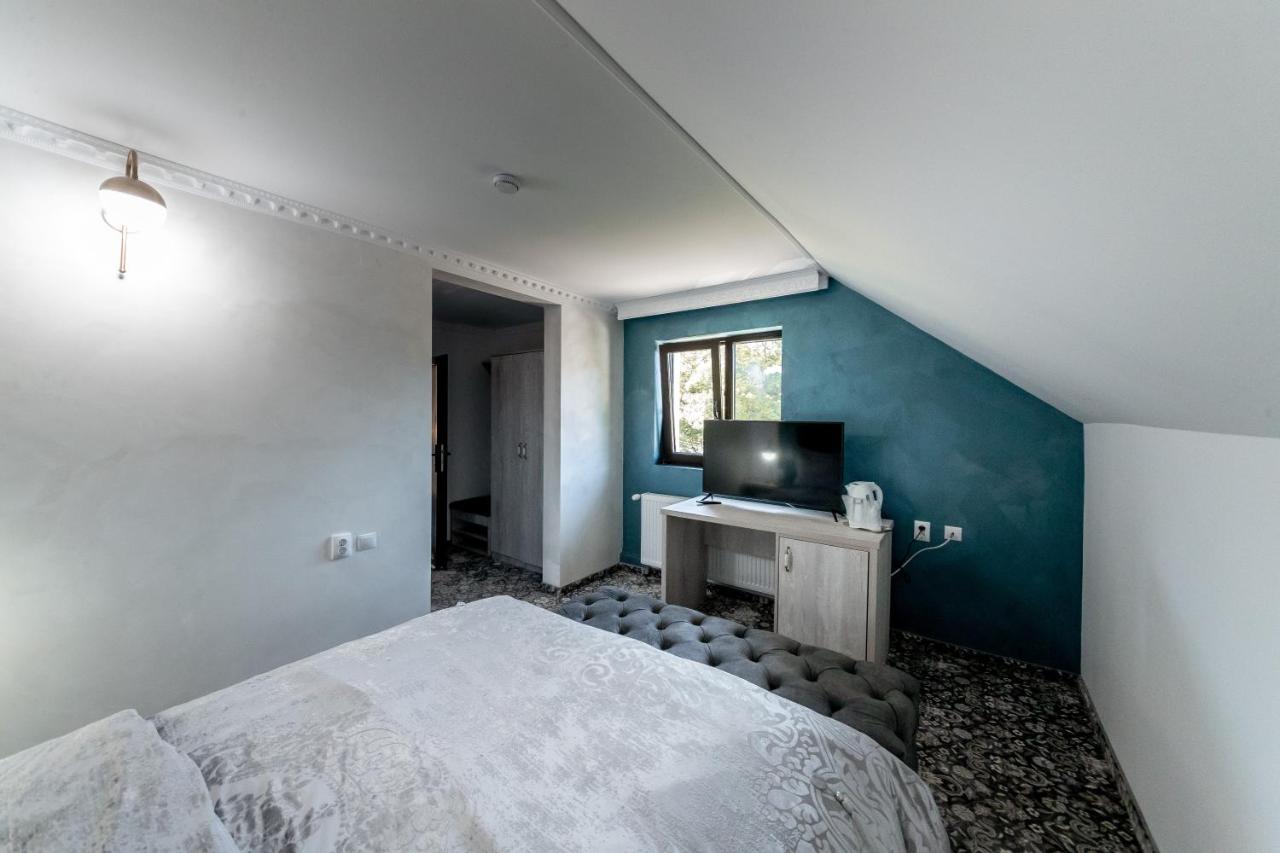 Suru Hotel & Restaurant บุชเตนี ภายนอก รูปภาพ